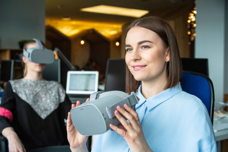 An individual using Flow VR meditation